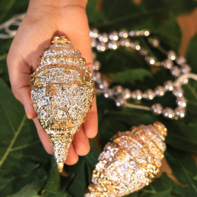 Giforia Divine Ganesha Shankh 🐚🙏✨ | Silver–Gold Carved Blessings Conch